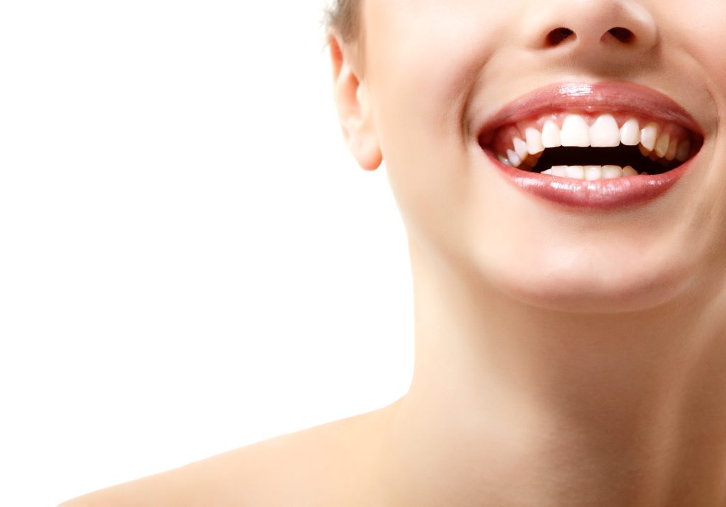 lächelnde Frau mit strahlend weißen Zähnen